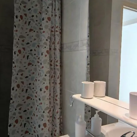 Appartement Type F2 D Une Superficie De 40M2 Climatise Entre Plage Et Port *